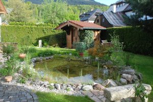 Garten hinter dem Haus Reithmeier in Berchtesgaden mit einer Ferienwohnung